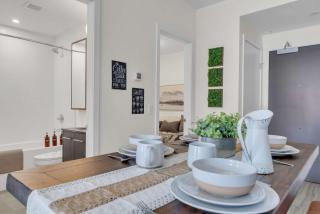 Whispering Pines Retreat DT Getaway & Skyline Views - Calgary - 6