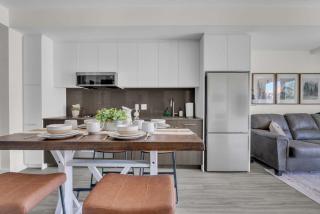 Whispering Pines Retreat DT Getaway & Skyline Views - Calgary - 1