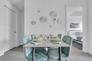 Golden Horizon Luxe Comfort & Iconic City Views - Calgary - 5