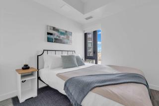 Golden Horizon Luxe Comfort & Iconic City Views - Calgary - 3