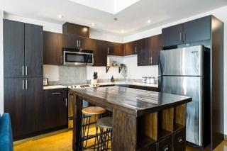 SUB-PENT House Beltline Oasis 2BR with Panoramic Glass Windows - Calgary - 7