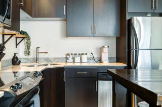 SUB-PENT House Beltline Oasis 2BR with Panoramic Glass Windows - Calgary - 2