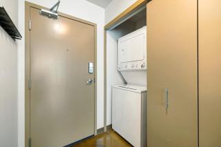 SUB-PENT House Beltline Oasis 2BR with Panoramic Glass Windows - Calgary - 3