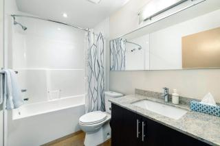 SUB-PENT House Beltline Oasis 2BR with Panoramic Glass Windows - Calgary - 5