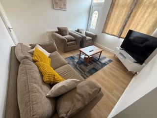 Leeds Serviced Accommodation - Apartments - 3 Bed House-Close To Centre -M621 & M1 - Contractors - Business Travellers - Families - Beeston - 7