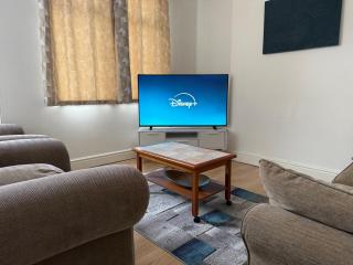 Leeds Serviced Accommodation - Apartments - 3 Bed House-Close To Centre -M621 & M1 - Contractors - Business Travellers - Families - Beeston - 8