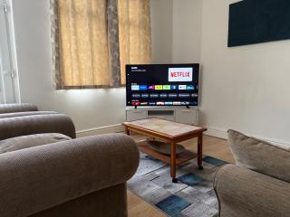 Leeds Serviced Accommodation - Apartments - 3 Bed House-Close To Centre -M621 & M1 - Contractors - Business Travellers - Families - Beeston - 0