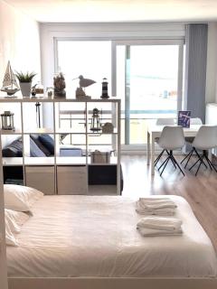 Huswell - Beach Studio with Balcony & Sea View - 9