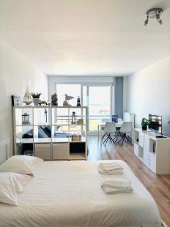 Huswell - Beach Studio with Balcony & Sea View - 8