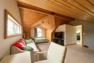 Quaint Attic Suite w Pool & Deck Access - Victoria - 8