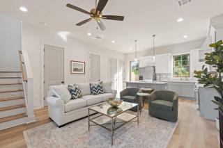 New Luxe Oaks - River Ranch - King Bed - Great Location - 0