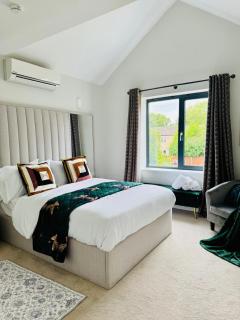 Cambridge 4 Bedroom House with Private Garden, Parking & AC - 4