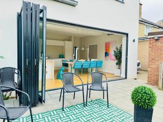 Cambridge 4 Bedroom House with Private Garden, Parking & AC - 9