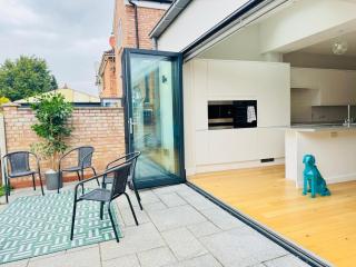 Cambridge 4 Bedroom House with Private Garden, Parking & AC - 6