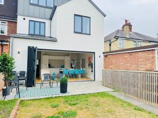 Cambridge 4 Bedroom House with Private Garden, Parking & AC - 2