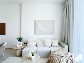 Luxury 1BR l Balcony, Pool, Gym & Prime Location - 7