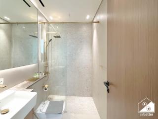 Luxury 1BR l Balcony, Pool, Gym & Prime Location - 6