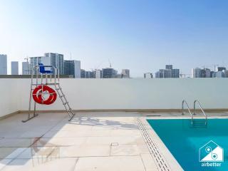 Luxury 1BR l Balcony, Pool, Gym & Prime Location - 5