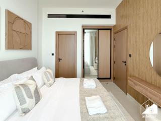 Luxury 1BR l Balcony, Pool, Gym & Prime Location - 4