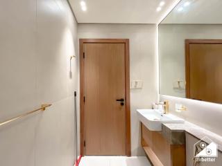 Luxury 1BR l Balcony, Pool, Gym & Prime Location - 3