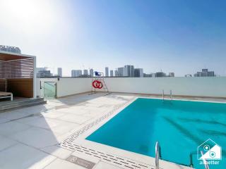 Luxury 1BR l Balcony, Pool, Gym & Prime Location - 2