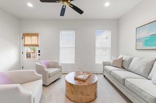 New Breezy Cottage - King Bed - Mini-Golf - Park - 1