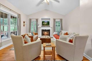 Family Screened Porch with Swing Fire Pit Grill and Deck - Luray - 1