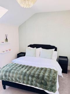 Stylish 4BR Apt Serene and Central - Burghfield - 6