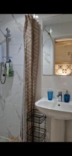 Located close to major businesses - Bristol - 4
