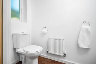 Stylish Manchester 4 Bed House with Garden - Sleeps 9 - Salford - FREE PARKING - SMART TVs in every bedroom - FREE NETFLIX & Ultra Fast WIFI - 6 min to City Centre, Close to Trafford Centre, Etihad Stadium, Manchester Arena, Clubs & more - Manchester - 9