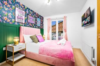 Stylish Manchester 4 Bed House with Garden - Sleeps 9 - Salford - FREE PARKING - SMART TVs in every bedroom - FREE NETFLIX & Ultra Fast WIFI - 6 min to City Centre, Close to Trafford Centre, Etihad Stadium, Manchester Arena, Clubs & more - Manchester - 7