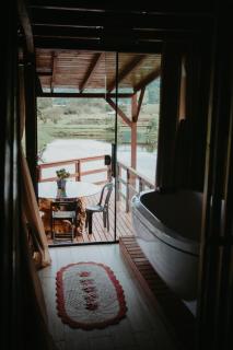 Chalé Rústico com Hidromassagem e Piscina - 9