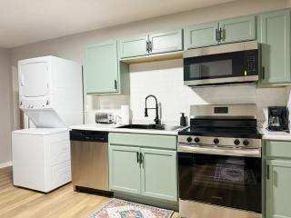Cozy Retreat - Homes near Wesselman Park - 8