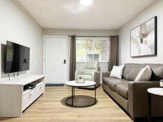 Cozy Retreat - Homes near Wesselman Park - 3