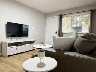 Cozy Retreat - Homes near Wesselman Park - 2
