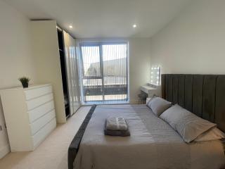 Luxury Top Floor Penthouse Apartment near Heathrow - 4