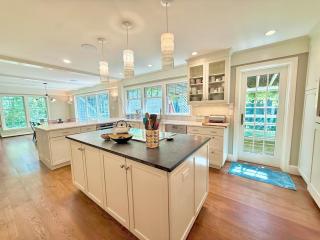 Beautiful House in the Woods, Huge Yard, Hot Tub - 2