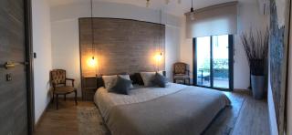 Trendy apartment with 2 bedrooms,2 full bathrooms each with shower,toilet,sink, 500m from the centre, private secure parking - 5
