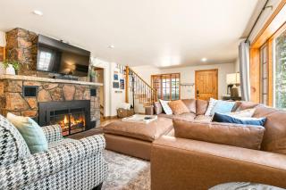 Mountain Bliss Retreat: Hot Tub and Luxe Comfort! - 9