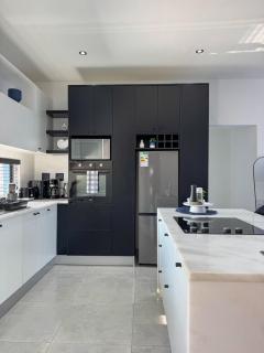 Stylish 3 Bedroom Group Stay - Karibib - 8