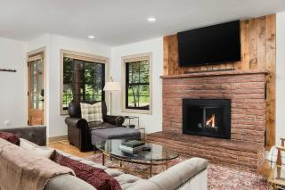 RiverHouse North, Luxury Cabin, Hot Tub, Fireplace - 8