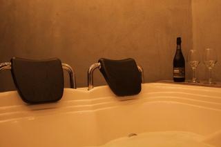 202 Romantic loft with jacuzzi - 8