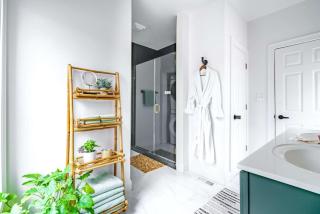 Prime Location Top Rated Clean Parking Free! - Columbus - 9