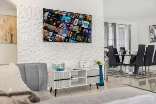 New 4BRM in Miami w POOL Arcade Massage Chair - 7