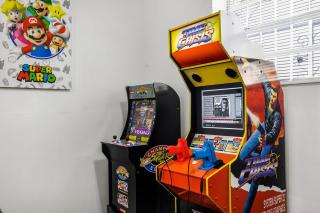 New 4BRM in Miami w POOL Arcade Massage Chair - 9