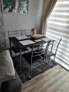 2-Bedroom Home Away From Home in Glasgows' East End with FREE Parking - 7