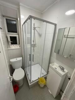 Comfortable Budget Room With Shared Bathroom, City Access, Near Tube & Bus, Steps from London Eye - Londra - 1