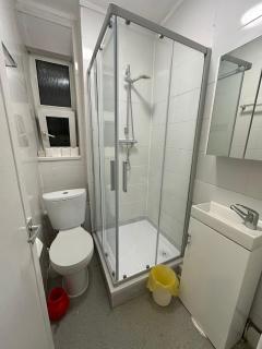 Comfortable Budget Room With Shared Bathroom, City Access, Near Tube & Bus, Steps from London Eye - Londra - 2