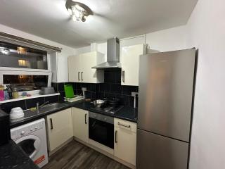 Comfortable Budget Room With Shared Bathroom, City Access, Near Tube & Bus, Steps from London Eye - Londra - 5
