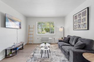 20 Minute Walk to Tiger Stadium / King Bed - 1